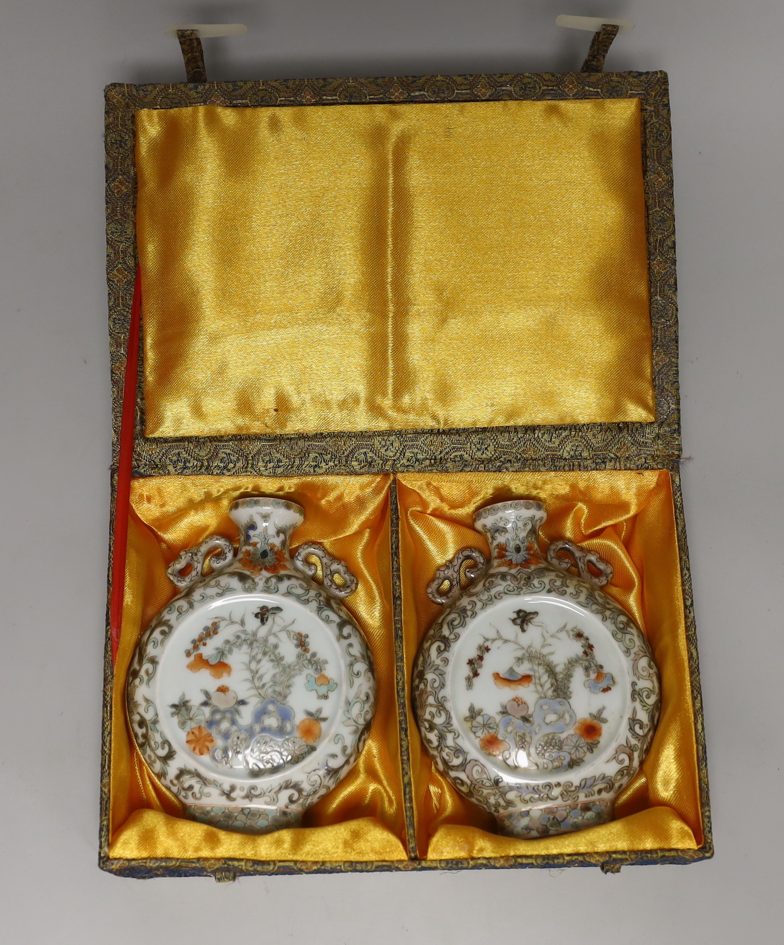 A pair of Chinese enamelled porcelain moonflasks, 13.5cm